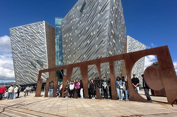 Der Austausch wurde in enger Zusammenarbeit mit dem Bildungsministerium Nordirlands und lokalen Jugendzentren organisiert. Das Bild entstand vor dem Titanic-Museum in Belfast. (Foto: LPA/Landesamt für Jugendarbeit/Sarah Lazzari, Helga Tinkhauser, Benjamin Schlesier)