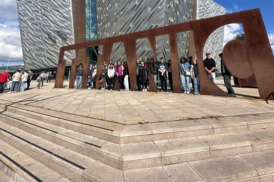 Lo scambio è stato organizzato in stretta collaborazione con il Ministero dell'Istruzione dell'Irlanda del Nord e i centri giovanili locali. La foto è stata scattata davanti al Titanic Museum di Belfast. (Foto: USP/Ufficio Servizio giovani/Sarah Lazzari, Helga Tinkhauser, Benjamin Schlesier)