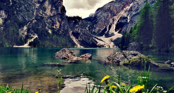 Der Pragser Wildsee ist ein Naturjuwel. Ausflügler erreichen ihn umweltschonend zu Fuß, mit dem Fahrrad oder mit dem Bus. (Foto: LPA/Angelika Schrott)