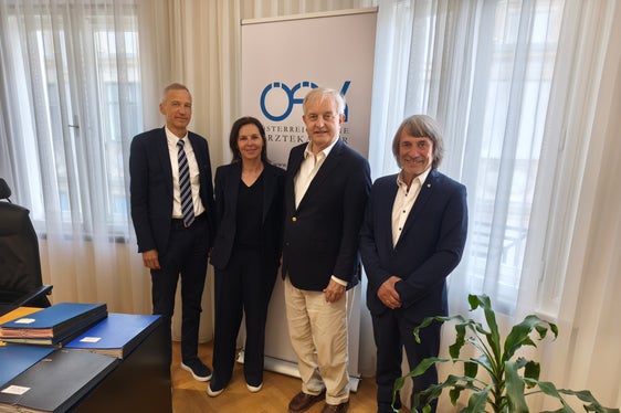 L'incontro presso l'Ordine dei medici austriaco: il direttore dell'Ordine Lukas Stärker (nella foto, da sinistra), la presidente dell'Ordine dei medici dell'Alto Adige Astrid Marsoner, il presidente dell'Ordine dei medici austriaco Johannes Steinhart e l'assessore provinciale Hubert Messner. (Foto: USP/Dipartimento Prevenzione sanitaria e Salute)