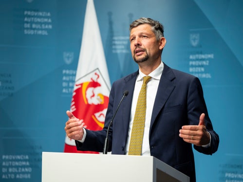 „Einfach, günstig und alle Verbindungen, die du brauchst, fasst Mobilitätslandesrat Daniel Alfreider das neue Angebot für den öffentlichen Verkehr zusammen. (Foto: LPA/Fabio Brucculeri)