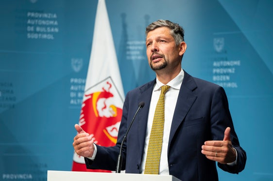 „Einfach, günstig und alle Verbindungen, die du brauchst, fasst Mobilitätslandesrat Daniel Alfreider das neue Angebot für den öffentlichen Verkehr zusammen. (Foto: LPA/Fabio Brucculeri)
