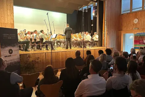 Die Brass Band Terra Raetica bei einem ihrer Auftritte im Vinschgau. Die Musiker pflegen grenzüberschreitend Kontakt und beteiligen sich an gemeinsamen Weiterbildungsveranstaltungen, die über den Kleinprojektefonds finanziert werden. (Foto: Genossenschaft für Weiterbildung und Regionalentwicklung)