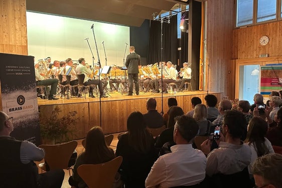 Die Brass Band Terra Raetica bei einem ihrer Auftritte im Vinschgau. Die Musiker pflegen grenzüberschreitend Kontakt und beteiligen sich an gemeinsamen Weiterbildungsveranstaltungen, die über den Kleinprojektefonds finanziert werden. (Foto: Genossenschaft für Weiterbildung und Regionalentwicklung)