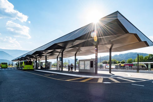 Das Mobilitätszentrum Bruneck verbindet Bahn, Bus und weitere Mobilitätsangebote an einem Standort. (Foto: LPA/Manuela Tessaro)