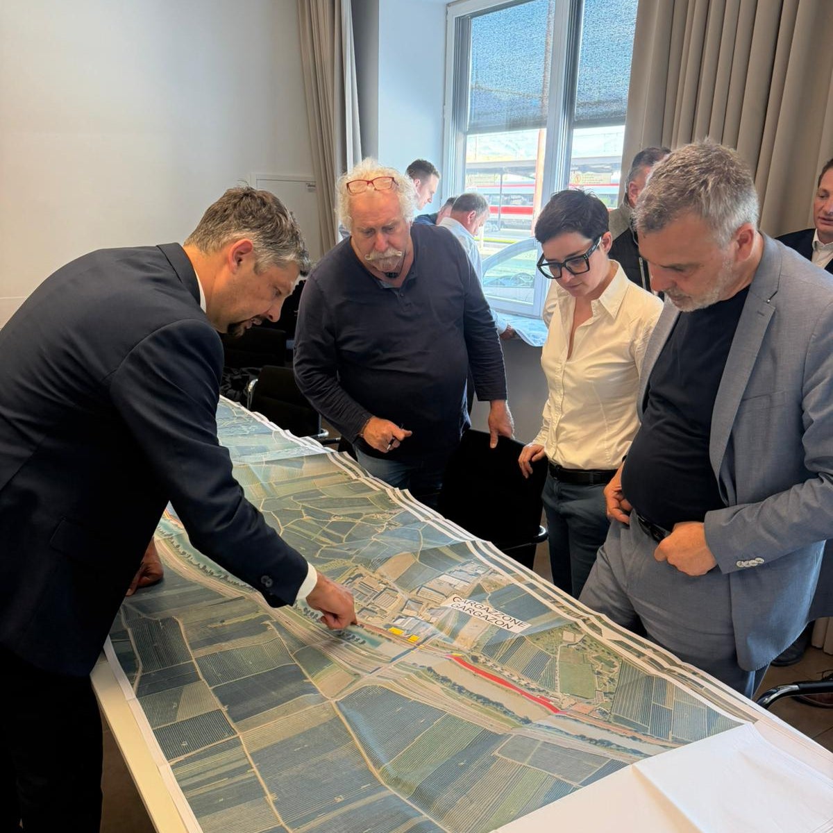 Al tavolo tecnico, da sinistra nella foto, l'assessore provinciale Daniel Alfreider, il vicesindaco di Gargazzone Gianfranco Cassin, Sandra Weger, capo progetto di STA-Strutture Trasporto Alto Adige SpA, e il sindaco di Gargazzone Bernhard Paris. (Foto: USP/Bruno Benedetto)