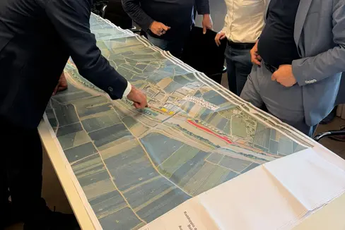 Landesrat Daniel Alfreider, der Vizebürgermeister von Gargazon Gianfranco Cassin, STA-Projektleiterin Sandra Weger und der Bürgermeister von Gargazon Bernhard Paris (von links) beim Technischen Treffen am 9. April in Bozen. (Foto: LPA/Bruno Benedetto)