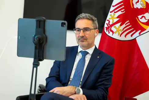 Il presidente della Provincia, Arno Kompatscher, ha preso parte oggi (3 aprile), da remoto, all’audizione informale tenutasi presso la Commissione Affari costituzionali della Camera. (Foto: ASP/Fabio Brucculeri)