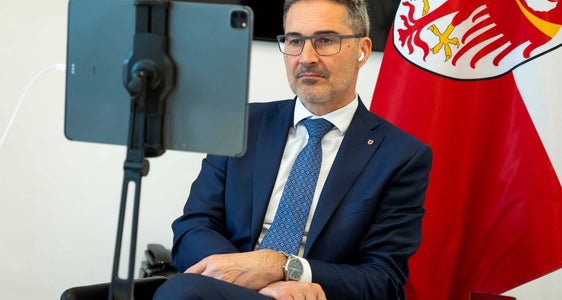 Landeshauptmann Kompatscher online bei der Anhörung vor dem Ausschuss für Verfassungsangelegenheiten der Abgeordnetenkammer in Rom zur differenzierten Autonomie. (Foto: LPA/Fabio Brucculeri)