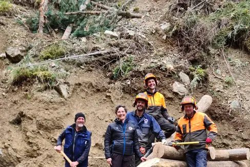 Da oltre 20 anni, l'Ufficio bacini montani Est esegue lavori di ingegneria in Val Pusteria e Badia sotto la direzione di Caterina Ghiraldo (seconda da sinistra), vicedirettrice dell'Ufficio bacini montani Est, in posa con il gruppo di operai Heinz Baumgartner (nella foto il primo a sinistra), Markus Durnwalder (terzo da sinistra), Stefan Wieser e Andreas Mair. (Foto: ASP/Ufficio bacini montani Est)