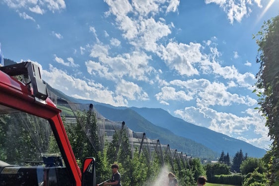 Anche nell’uso della manichetta antincendio, i partecipanti al campo della Protezione civile di Naturno hanno scoperto numerosi aspetti del lavoro dei vigili del fuoco professionisti. (Foto: USP/Vigili del fuoco Corpo permanente di Bolzano)