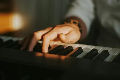 Der Mailänder Pianist Filippo Gorini spielt am 23. August in Rittner Bahn für Fahrgäste. (Foto: Pexels – Das Foto darf nur im Zusammenhang mit dieser Einladung verwendet werden)