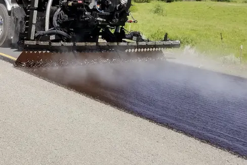 Mit 2,3 Millionen Euro wird der Großteil der zusätzlichen Mittel für Arbeiten am Straßenbelag und am Straßenkörper ausgegeben.(Foto: Pexels/Tom Shamberger)