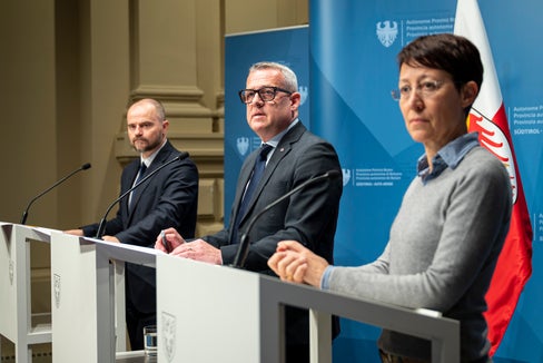 Hochbaulandesrat Christian Bianchi (Mitte) stellte auf einer Pressekonferenz mit Ressortdirektor Daniel Bedin (links) und Abteilungsdirektorin Virna Bussadori (rechts) das Hochbauprogramm 2026-28 vor und dankte dem gesamten Team, das an der Umsetzung beteiligt ist. (Foto: LPA/Fabio Brucculeri)