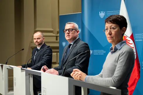 Hochbaulandesrat Christian Bianchi (Mitte) stellte auf einer Pressekonferenz mit Ressortdirektor Daniel Bedin (links) und Abteilungsdirektorin Virna Bussadori (rechts) das Hochbauprogramm 2026-28 vor und dankte dem gesamten Team, das an der Umsetzung beteiligt ist. (Foto: LPA/Fabio Brucculeri)