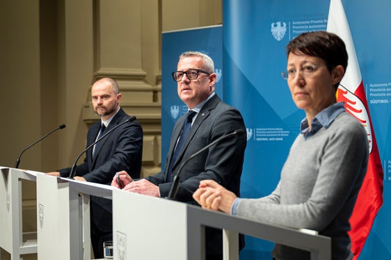 Hochbaulandesrat Christian Bianchi (Mitte) stellte auf einer Pressekonferenz mit Ressortdirektor Daniel Bedin (links) und Abteilungsdirektorin Virna Bussadori (rechts) das Hochbauprogramm 2026-28 vor und dankte dem gesamten Team, das an der Umsetzung beteiligt ist. (Foto: LPA/Fabio Brucculeri)