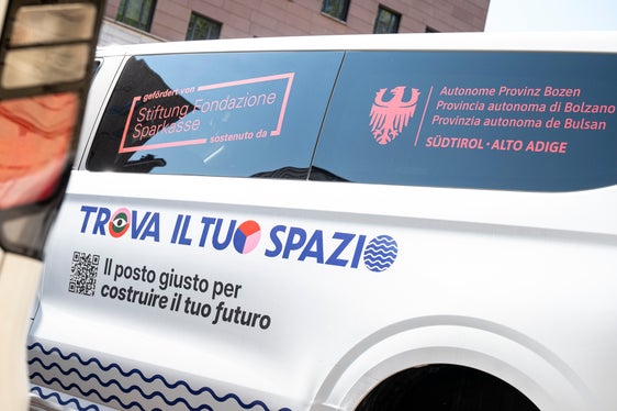 I pulmini, a tecnologia ibrida, presentano sulle fiancate il messaggio “Trova il tuo spazio, il nuovo portale online dove giovani e famiglie possono trovare tutti i Centri giovani del territorio, le loro attività e le proposte in partenza nei prossimi mesi. (Foto: USP/Fabio Brucculeri)