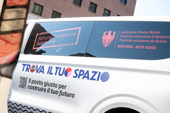 I pulmini, a tecnologia ibrida, presentano sulle fiancate il messaggio “Trova il tuo spazio, il nuovo portale online dove giovani e famiglie possono trovare tutti i Centri giovani del territorio, le loro attività e le proposte in partenza nei prossimi mesi. (Foto: USP/Fabio Brucculeri)