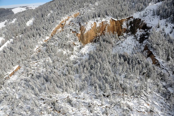 Con una lunghezza totale di quasi 1.500 metri e una larghezza da 400 a 450 metri, la frana copre un'area di 42,5 ettari (Foto d'archivio: ASP/Agenzia per la Protezione Civile)