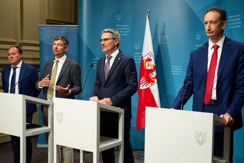 Enrico Maria Carlini (Terna), il presidente Kompatscher, l'assessore Alfreider e l'assessore Vettorato (da destra a sinistra) hanno sottolineato i vantaggi del nuovo collegamento elettrico interrato Laion-Corvara per la sicurezza dell'approvvigionamento, l'efficienza della rete e il paesaggio (Foto: ASP/Fabio Brucculeri)