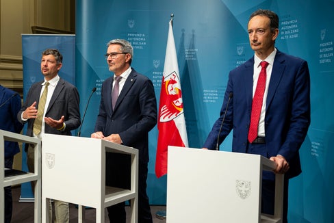 Haben die Vorteile der neuen unterirdischen Stromverbindung Lajen-Corvara für Versorgungssicherheit, Netzeffizienz und Landschaftsbild unterstrichen: (v.r.) Enrico Maria Carlini (Terna), Landeshauptmann Kompatscher, Landesräte Alfreider und Vettorato. (Foto: LPA/Fabio Brucculeri)