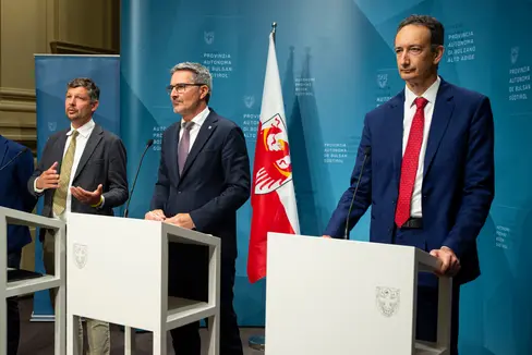 Enrico Maria Carlini (Terna), l presidënt Kompatscher, l assessëur Alfreider y l assessëur Vettorato (da man drëta a man ciancia) à sotrissà i vantajes dl cunliamënt eletrich sot a tiera nuef Laion-Corvara per la segurëza dl refurnimënt, l'efizienza dla rë y la cuntreda. (Fotografia: ASP/Fabio Brucculeri)