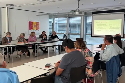 L'assessore all'Istruzione Philipp Achammer (nella foto il quarto da sinistra) ha informato i membri della Consulta per la famiglia in merito alle misure volte all'ulteriore sviluppo della scuola dell'infanzia. (Foto: USP/Katharina Fleischmann)