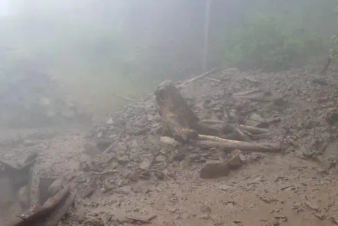 Stein, Geröll und Erde verlegen im Schnalsstal die Landesstraße. Die Straße ist aus Sicherheitsgründen bei der Örtlichkeit Neuratheis für den gesamten Verkehr gesperrt. (Foto: Landesabteilung Straßendienst)