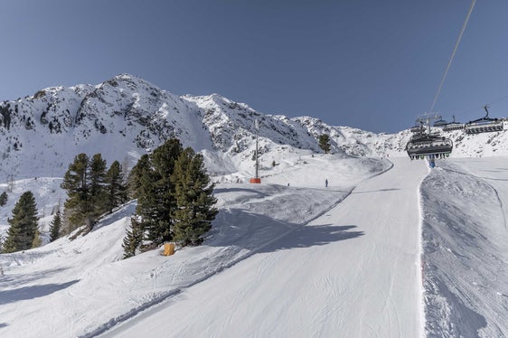 Um nicht versorgte Gebiete besser abzudecken, nimmt die Rundfunkanstalt Südtirol RAS im Skigebiet Speikboden die neue Mobilfunktechnologie DAS (Distributed Antenna Systems) in Betrieb. (Foto: RAS)