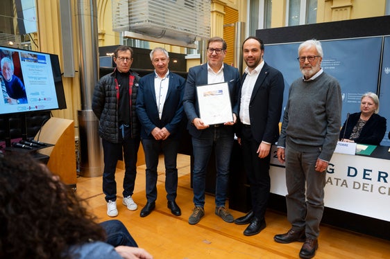 Im Rahmen des Tages der Chronistinnen und Chronisten erhielt Giulio Todesco die Anerkennung als Ehrenchronist. Im Bild v.l. Bezirkschronist Roland Thaler, Landeschronist Wolfgang Thöni, Maurizio Todesco, Sohn des gesundheitsbedingt abwesenden Geehrten Giulio Todesco, Landesrat Philipp Achammer und Josef Gasteiger von der Chronistengruppe Sterzing, dahinter Landeskonservatorin Karin Dalla Torre. (Foto: LPA/Fabio Brucculeri)