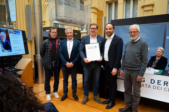 Im Rahmen des Tages der Chronistinnen und Chronisten erhielt Giulio Todesco die Anerkennung als Ehrenchronist. Im Bild v.l. Bezirkschronist Roland Thaler, Landeschronist Wolfgang Thöni, Maurizio Todesco, Sohn des gesundheitsbedingt abwesenden Geehrten Giulio Todesco, Landesrat Philipp Achammer und Josef Gasteiger von der Chronistengruppe Sterzing, dahinter Landeskonservatorin Karin Dalla Torre. (Foto: LPA/Fabio Brucculeri)