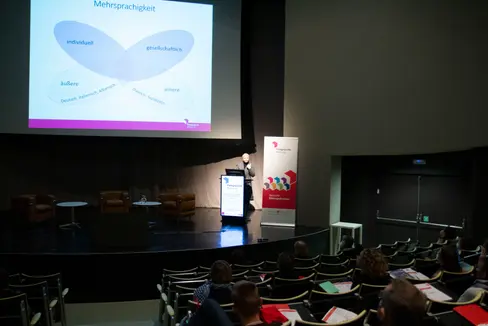 Lehrpersonen, Schulführungskräfte und Interessierte befassten sich heute in Bozen mit Mehrsprachigkeit, CLIL und sprachaufmerksamen Unterricht. (Foto: LPA/Verena Hilber)
