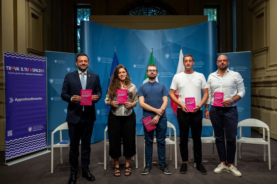 Stellten das Programm am 30. Juli vor (v.l.): Landesrat Marco Galateo, Lidia Tecchiati (Amt für Jugendarbeit), Luca Criscuolo (La Strada-der Weg), Aaron Damian (BeYoung-APS) und Matteo Graziosi (ARCI Ragazzi). (Foto: LPA/Fabio Brucculeri)