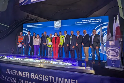 Gruppenbild bei der offiziellen Andrehfeier für die zwei Tunnelbohrmaschinen für den Brennerbasistunnel in Steinach am Brenner. (Foto: LPA/Ingo Dejaco)