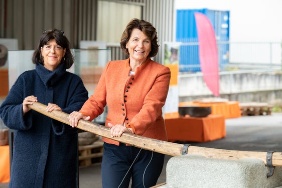 Catrin Marzoli (l.), Direktorin des Landesamtes für Archäologie, und Landesrätin Maria Hochgruber Kuenzer: Verständnis für die frühe Geschichte unserer Heimat fördern. (Foto: LPA/Manuela Tessaro)