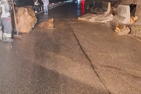 Nach einem Felssturz in den frühen Morgenstunden musste die Landesstraße nach Wellschellen gesperrt werden. Nun ist der Ort wieder erreichbar. Die Straße kann einspurig befahren werden. In den kommenden Tagen laufen noch Sicherungsarbeiten. (Foto: LPA/ Straßendienst des Landes)