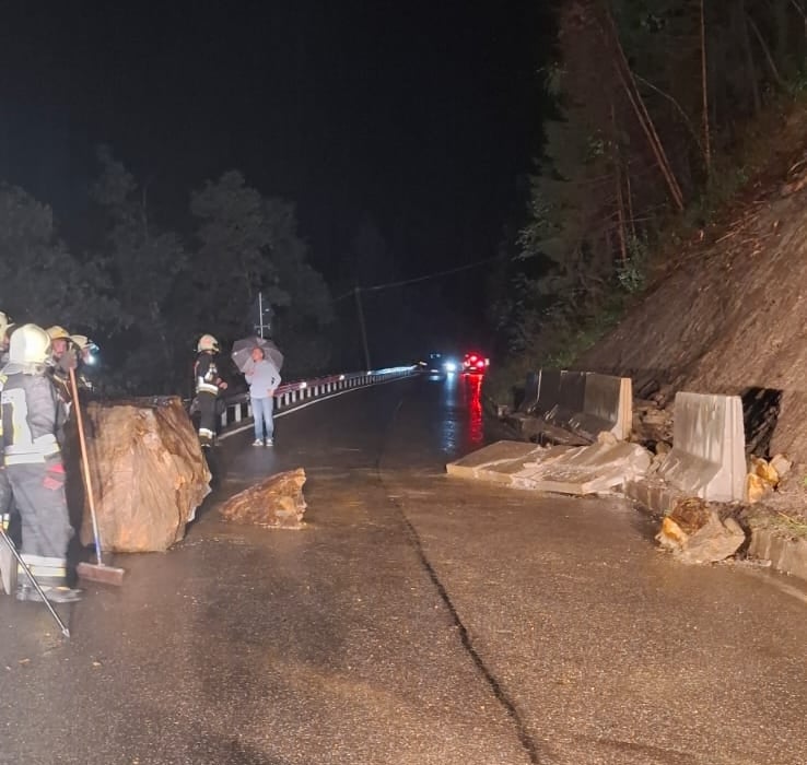I massi e la terra finiti sulla SP 128 tra Longega e Rina nelle prime ore del mattino di oggi (24 settembre). (Foto: USP/Servizio strade)