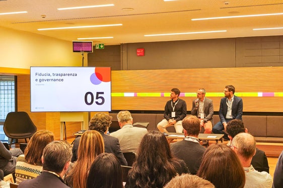 Lorenzo Dell'Amico (im Bild von links), Alessio Trazzi und Lorenz Corradini von SIAG berichteten von der Entwicklung des neuen Bürgerportals myCIVIS, das moderner, interaktiver und auch mit künstlicher Intelligenz ausgestattet sein soll. (Foto: LPA/Ursula Pirchstaller)