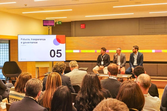 Lorenzo Dell'Amico (nella foto da sinistra), Alessio Trazzi e Lorenz Corradini di IAA hanno riferito dello sviluppo del nuovo portale myCIVIS, che sarà più moderno, interattivo e dotato anche di intelligenza artificiale. (Foto: USP/Ursula Pirchstaller)