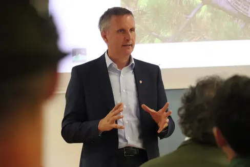Die Förderung landwirtschaftlicher Wohnbauten wird nach den neuen Bestimmungen der Wohnbaureform ausgerichtet. Landesrat Luis Walcher: Mit der Wohnbaureform vom November vergangenen Jahres waren neue Richtlinien für die Gewährung von Beiträgen für den Bau, den Kauf oder die Wiedergewinnung von Wohnungen für den Grundwohnbedarf verabschiedet worden. Daher war es nun erforderlich, die genannte Beihilferegelung entsprechend zu ändern und anzupassen, insbesondere im Bereich der EEVE-Erklärungen. (Foto: LPA/Maja Clara)