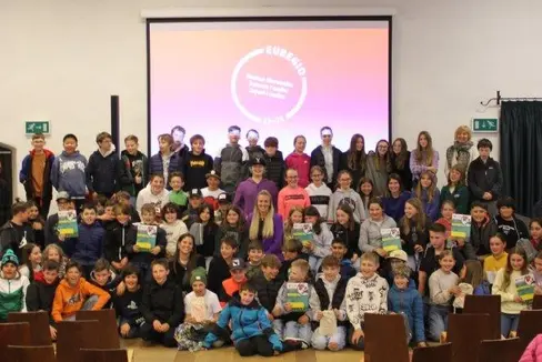 Foto di gruppo per gli alunni delle cinque classi prime delle Scuole medie Vigil Raber di Vipiteno, i loro docenti, i dirigenti scolastici e i rappresentanti dell'Euregio Tirolo-Alto Adige-Trentino. (Foto: Karl-Heinz Sparber)