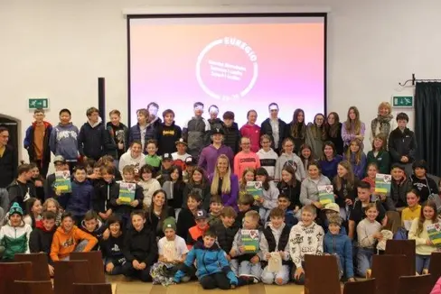 Foto di gruppo per gli alunni delle cinque classi prime delle Scuole medie Vigil Raber di Vipiteno, i loro docenti, i dirigenti scolastici e i rappresentanti dell'Euregio Tirolo-Alto Adige-Trentino. (Foto: Karl-Heinz Sparber)