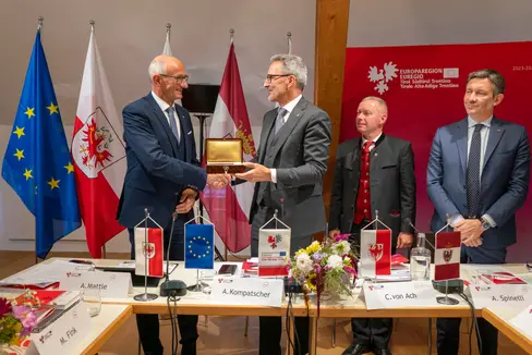 Passaggio di consegne tra Alto Adige e Tirolo: come simbolo della Presidenza dell'Euregio, il presidente della Provincia autonoma di Bolzano Arno Kompatscher (secondo da sinistra) consegna la storica chiave della Casa della Pesa, la sede dell'Euregio a Bolzano, al capitano del Tirolo Anton Mattle (a sinistra). Nella foto (da destra): il vicepresidente della Provincia autonoma di Trento Achille Spinelli e il segretario generale dell'Euregio Christoph von Ach. (Foto: USP/Daniel von Johnston)