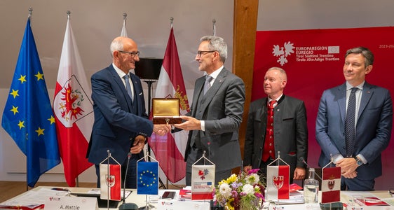 Passaggio di consegne tra Alto Adige e Tirolo: come simbolo della Presidenza dell'Euregio, il presidente della Provincia autonoma di Bolzano Arno Kompatscher (secondo da sinistra) consegna la storica chiave della Casa della Pesa, la sede dell'Euregio a Bolzano, al capitano del Tirolo Anton Mattle (a sinistra). Nella foto (da destra): il vicepresidente della Provincia autonoma di Trento Achille Spinelli e il segretario generale dell'Euregio Christoph von Ach. (Foto: USP/Daniel von Johnston)