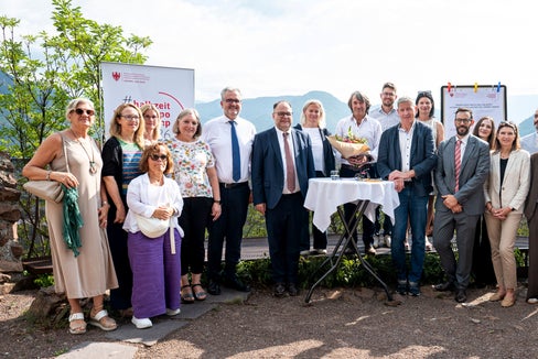“Nessun sistema sanitario può funzionare senza il lavoro e la motivazione del proprio personale”, ha sottolineato Messner (nella foto assieme ad alcuni collaboratori e collaboratrici del Dipartimento e dell'Azienda Sanitaria dell'Alto Adige, ringraziando tutti coloro che ogni giorno si impegnano per la salute della comunità altoatesina. (Foto: USP/Fabio Brucculeri)