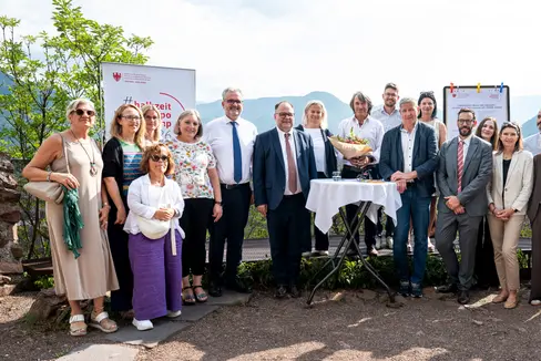 “Nessun sistema sanitario può funzionare senza il lavoro e la motivazione del proprio personale”, ha sottolineato Messner (nella foto assieme ad alcuni collaboratori e collaboratrici del Dipartimento e dell'Azienda Sanitaria dell'Alto Adige, ringraziando tutti coloro che ogni giorno si impegnano per la salute della comunità altoatesina. (Foto: USP/Fabio Brucculeri)