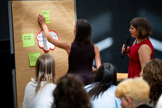 Beim Praktikantentreffen ging es auch darum positive (und negative) Rückmeldungen zu den Praktika einzuholen. (Foto: LPA/Fabio Brucculeri)