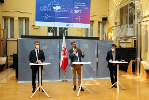 Ab morgen und bis zum 22. Mai können alle Interessierten sich zum neuen Landesmobilitätsplan einbringen: (v.l.) Ressortdirektor Vallazza, Landesrat Alfreider und Mobilitätsexperte Ciurnelli haben heute die Details dazu vorgestellt. (Foto: LPA/Ingo Dejaco)