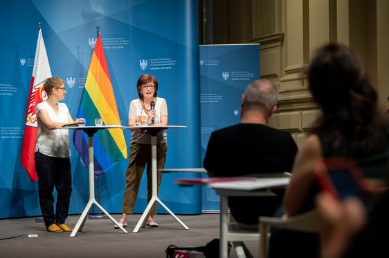 Waltraud Pircher vom ersten Südtiroler Tonstudio Rekon berichtete von den Anfängen der Studioaufnahmen; im Bild mit Marlene Huber vom Landesamt für Film und Medien. (Foto: LPA/Fabio Brucculeri)