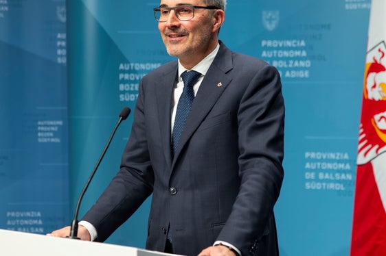 Die Landesregierung wird den vom staatlichen Haushaltsgesetz ermöglichten Steuerschulderlass nicht gewähren. Dies sei eine Frage der Gerechtigkeit, sagte Landeshauptmann Kompatscher. (Foto: LPA/Bruccculeri)